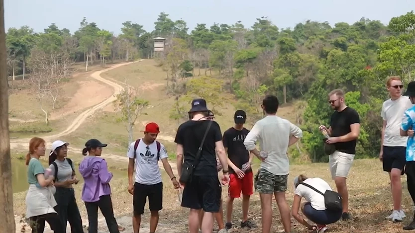 วังน้ำเขียวคึกคัก นักท่องเที่ยวสวีเดนแห่ชมผืนป่า ตื่นตาฝูงกระทิง