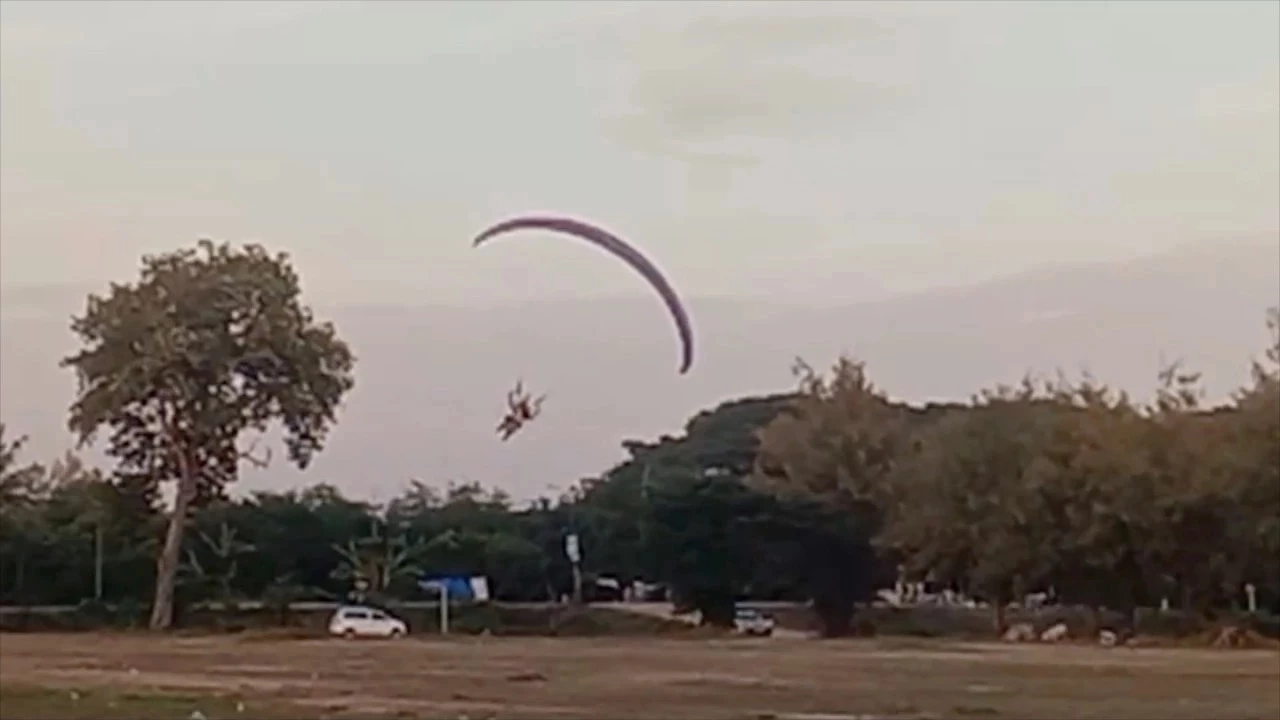 อัปเดต เหตุ ผกก.ขึ้นบินพารามอเตอร์ ร่มไม่กางตกกระแทกพื้นดับ