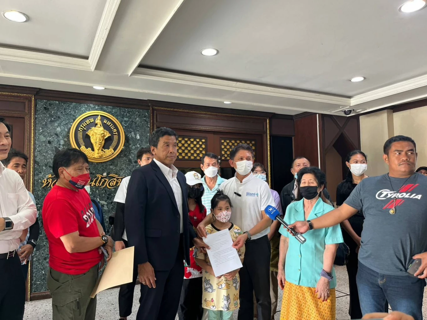 "ชนินทร์" พาชาวบ้านร้อง "ชัชชาติ" ขอสะพานลอยเพิ่มความปลอดภัย แทนทางม้าลาย