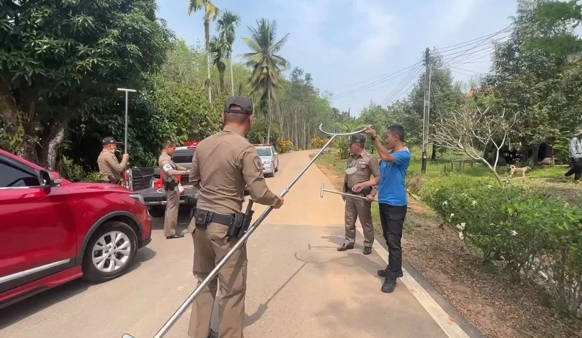 ตำรวจ สภ.มะขาม กว่า 20 นาย จู่โจมจับหนุ่มคลั่งยา อาละวาดทำลายข้าวของ