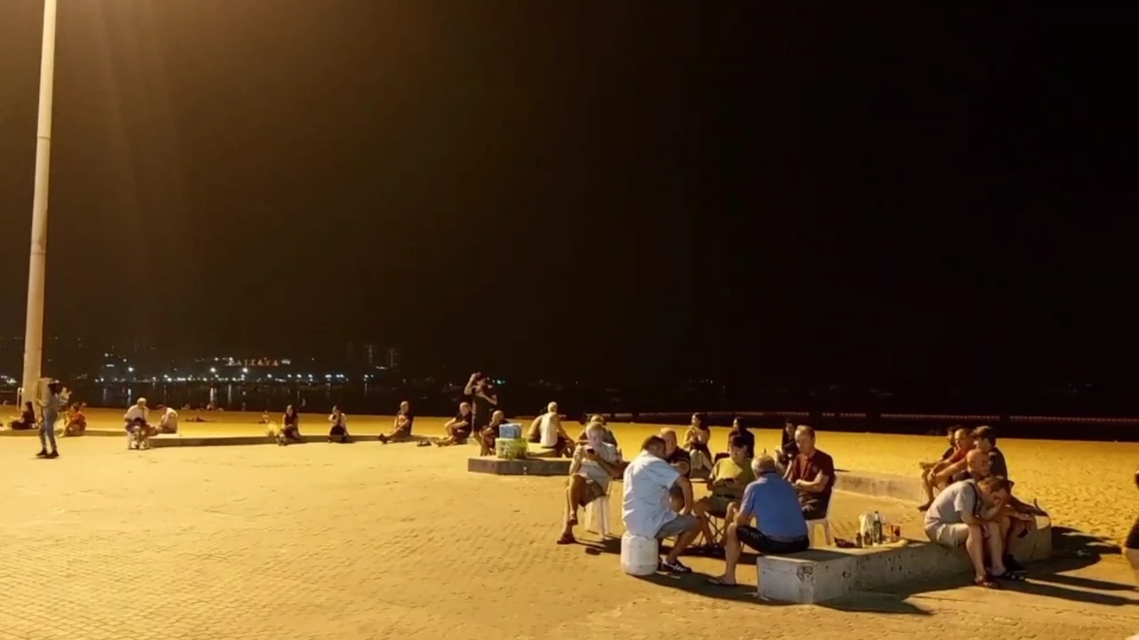 แชร์คลิปสนั่น ต่างชาติกับสาวชุดแดง โชว์เลิฟซีนข้างเวทีพัทยามิวสิค