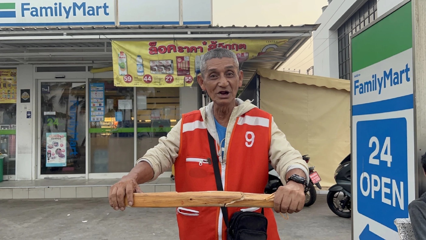 สยบด้วยคมแฝก รวบตัวคนร้ายทันควัน หลังใช้มีดทำร้ายพนักงานร้านสะดวกซื้อ