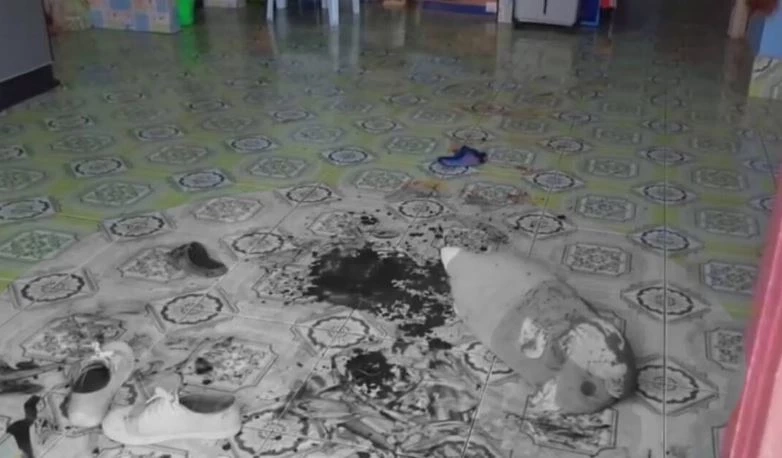 ตร.เรียกคนในบ้านสอบหาปมเหตุ 2 แม่ลูกถูกปาดคอ ลูกชายวัย 9 ขวบดับ แม่สาหัส