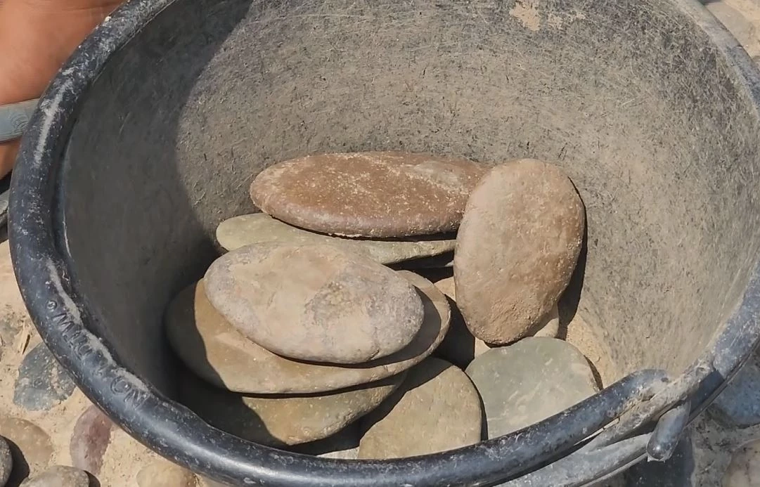 น้ำโขงลด ชาวบ้านเก็บหินขาย สร้างรายได้เลี้ยงครอบครัวยามหน้าแล้ง