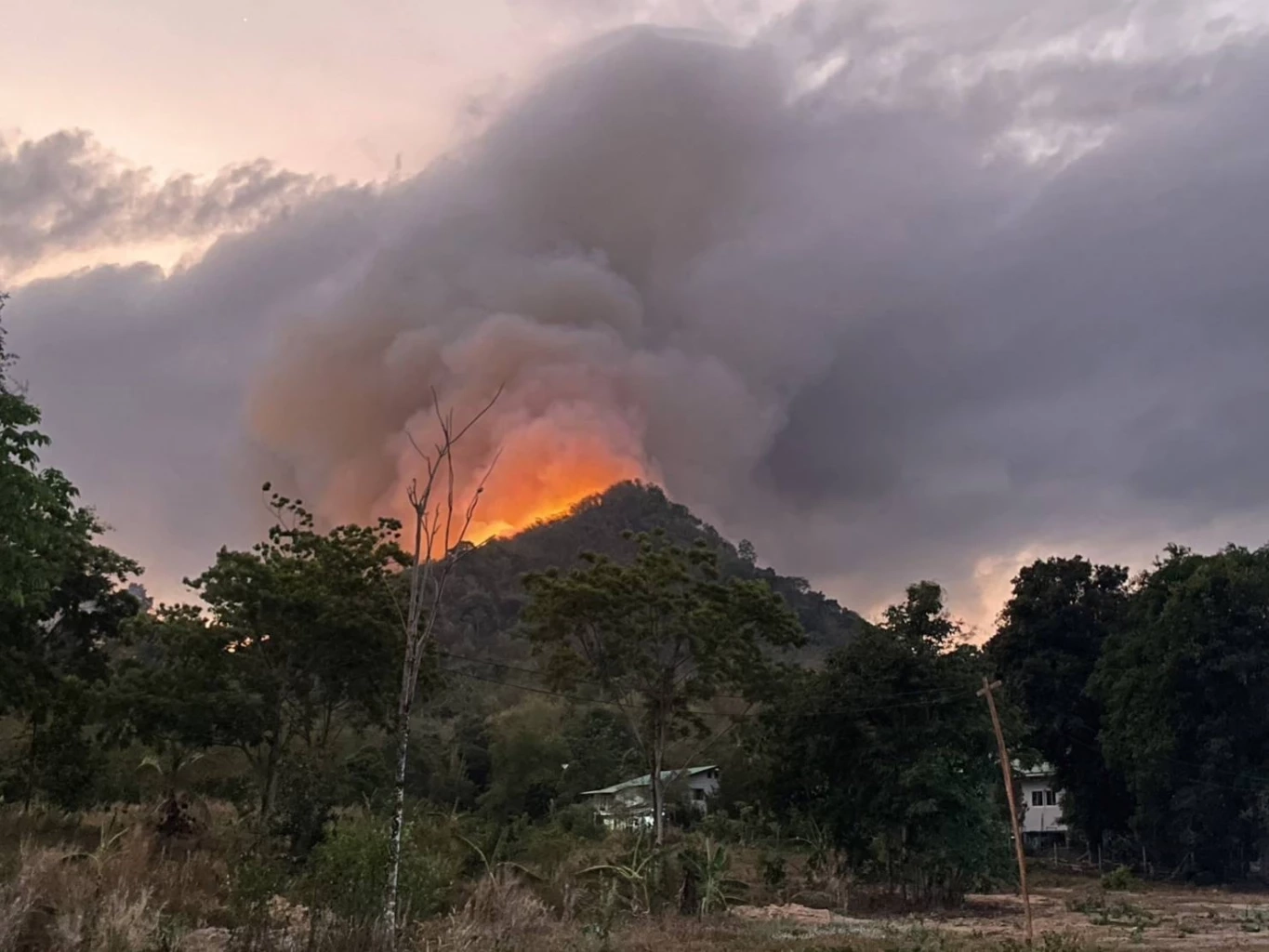 ไฟป่าขยายวงกว้าง ระดมคน ส่งเฮลิคอปเตอร์ เร่งช่วยดับไฟ หวั่นลาม"จปร." (คลิป)