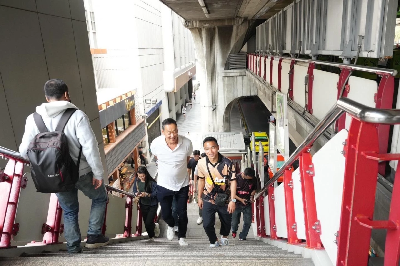 สุดปลื้ม! คนดังเจอกัน "เศรษฐา"เพื่อไทย โพสต์ภาพ เจอ "เจ ชนาธิป"นักเตะทีมชาติ