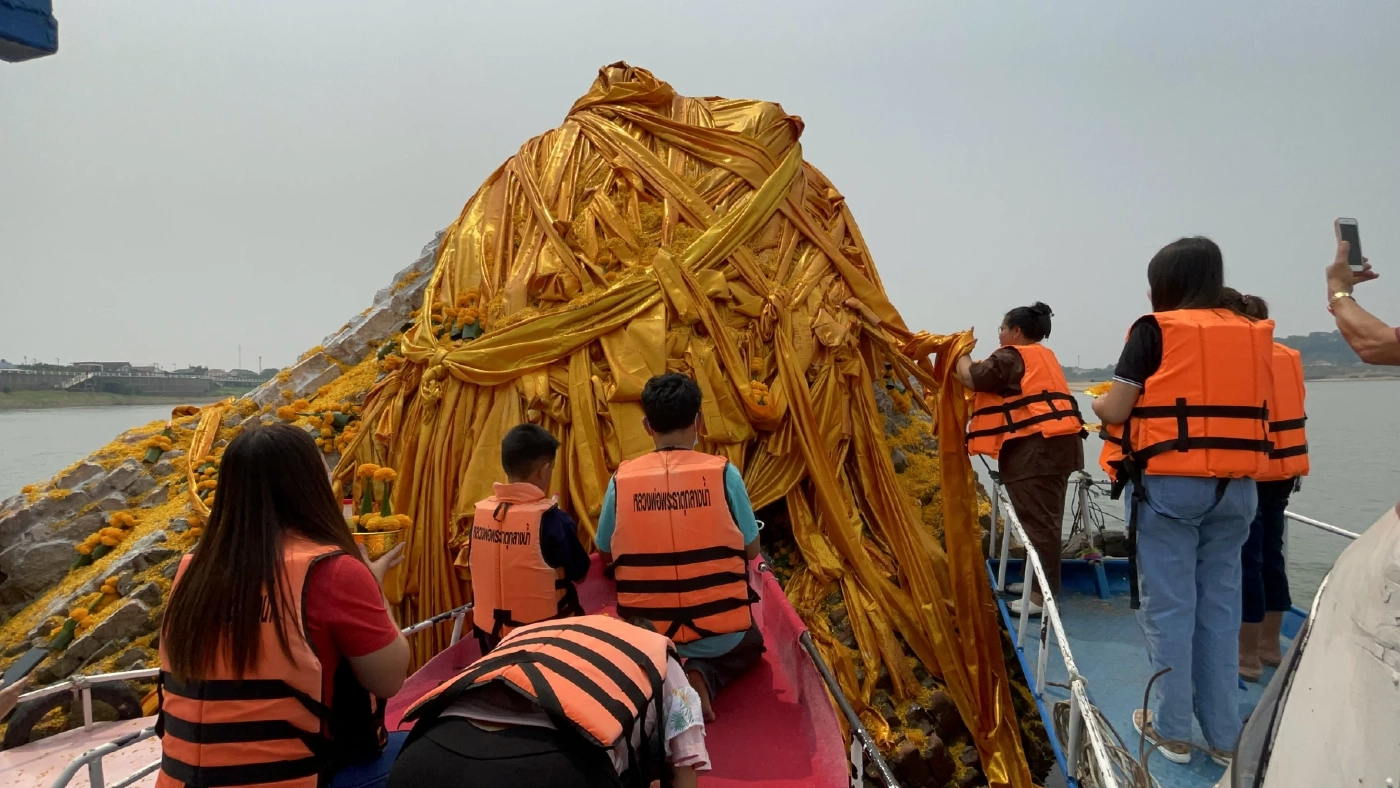 น้ำโขงลดเหลือไม่ถึงเมตร เห็นพระธาตุกลางน้ำโผล่ชัดเจน ชาวบ้านแห่กราบไหว้ขอพร