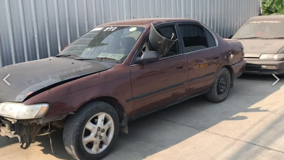 รถยนต์ที่นำส่งผู้บาดเจ็บที่พุ่งชน จยย. เพื่อฝ่าออกไป