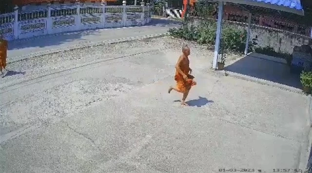 เปิดโฉมหน้า พระกระโดดกำแพง ช่วยป้าร้านของชำถูกทำร้าย ผบ.ตร.มอบรางวัลให้