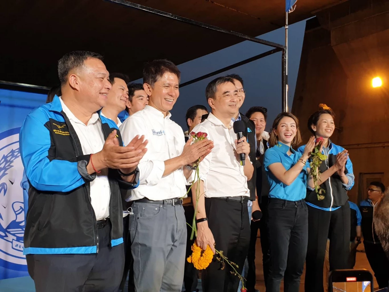 "อภิสิทธิ์" โผล่เวทีปราศรัยปชป. "โรดโชว์ โพลิซี" แกนนำพรรคต้อนรับชื่นมื่น