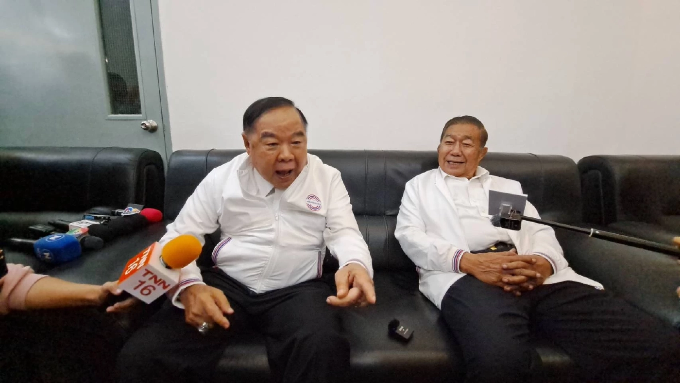 "ลุงป้อม" เซลฟี่คู่น้องมายด์ ยันไม่มีรัฐประหาร หากบ้านเมืองเป็นหนึ่งเดียว