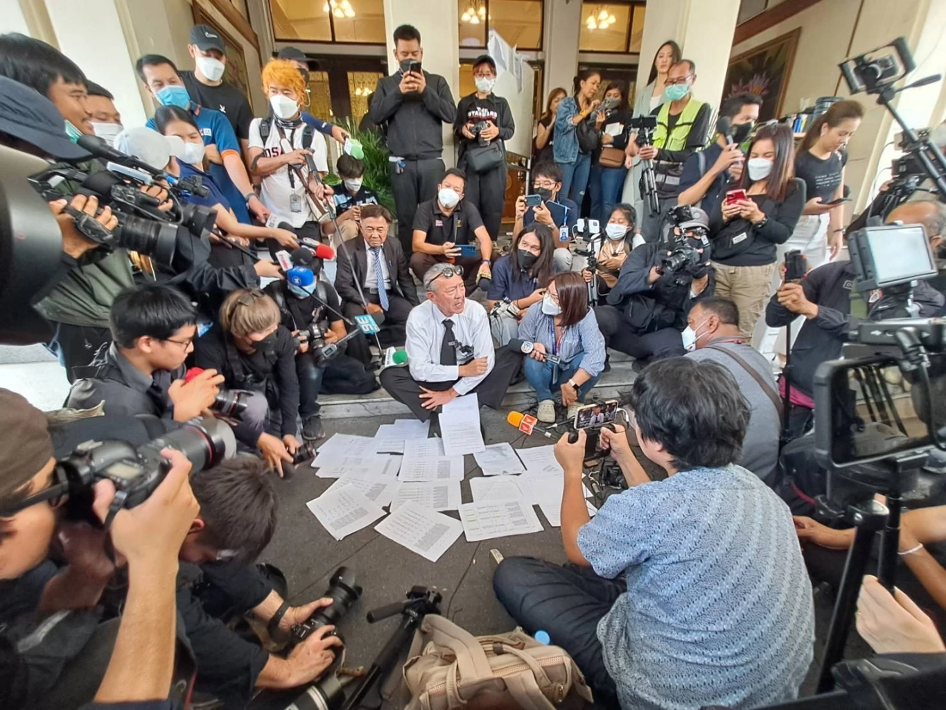 "ชูวิทย์" บุกคมนาคม ให้ข้อมูลโครงการรถไฟฟ้าสายสีส้ม พร้อมแฉ "เจ๊รวย"