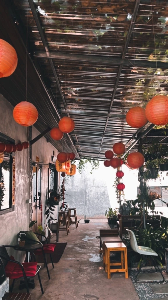 "ชิมฮง คาเฟ่" ร้านดังเมืองพิจิตร กาแฟลอดช่อง เมนูแปลกใหม่ โดนใจคอกาแฟอย่างจัง