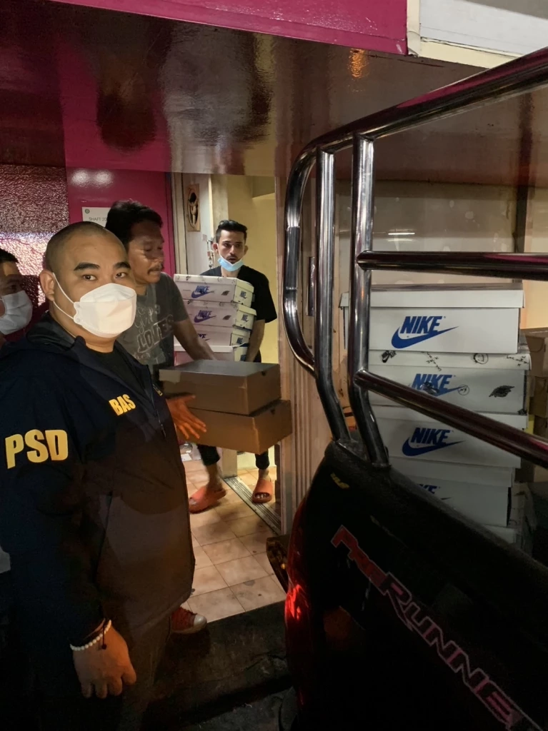 ตร.บุกทลายเครือข่าย “มาเฟียบาบู” หลอกขายสินค้าปลอมกลางห้างดัง