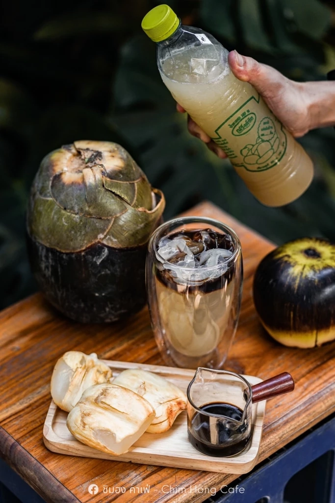 "ชิมฮง คาเฟ่" ร้านดังเมืองพิจิตร กาแฟลอดช่อง เมนูแปลกใหม่ โดนใจคอกาแฟอย่างจัง