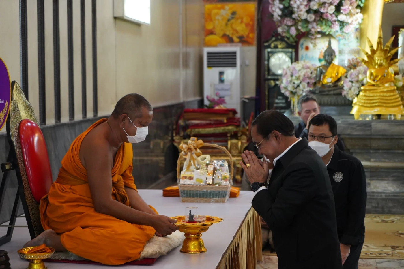 “บิ๊กตู่” เดินทางสายมู ไหว้พระเอาฤกษ์เอาชัยอยุธยา ฝากช่วยลดความขัดแย้ง