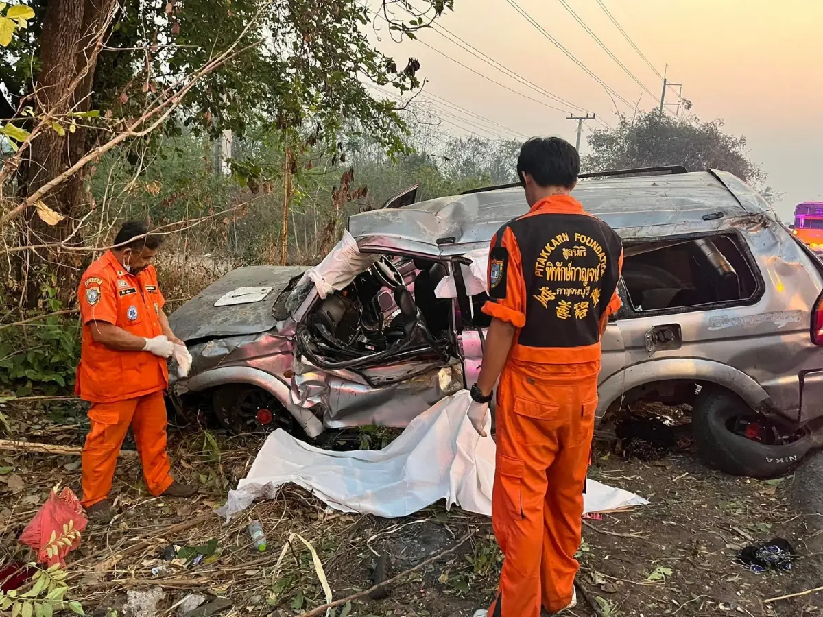 สุดสลด กระบะขนต่างด้าวยางระเบิดคว่ำ ดับ 2 เจ็บระนาว คนขับหนีเข้าป่า