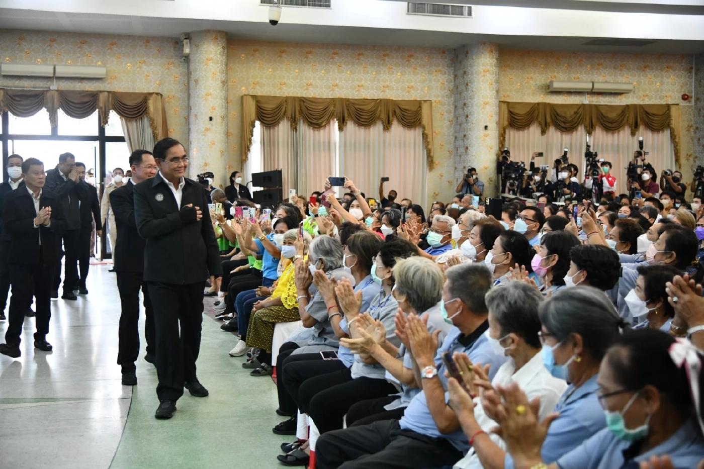 "บิ๊กตู่" ชี้ อยู่มา 8 ปี ถ้าโง่ก็ทั้งครม. ยันเป็นนายกฯใช่จะสั่งได้ทั้งหมด