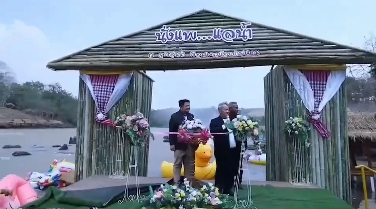 ระทึก! พายุฤดูร้อนถล่มงานเปิดเล่นน้ำเขื่อนแควน้อย วิ่งกันกระเจิง (มีคลิป)