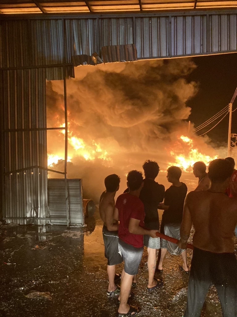 ไฟไหม้โรงงานรีไซเคิลพลาสติกนครปฐมวอด ผ่านไป 4 ชั่วโมงไฟยังดับไม่สนิท