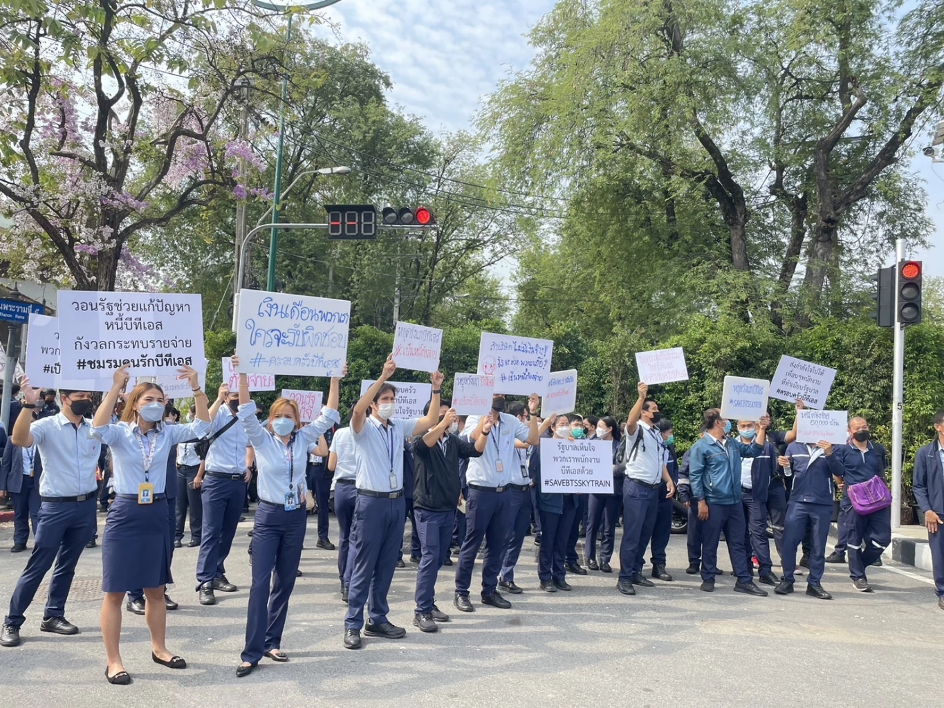 "พนักงานบีทีเอส"ครวญ บุกทำเนียบฯ ยื่นหนังสือนายกฯ ทวงหนี้ 5 หมื่นล้าน