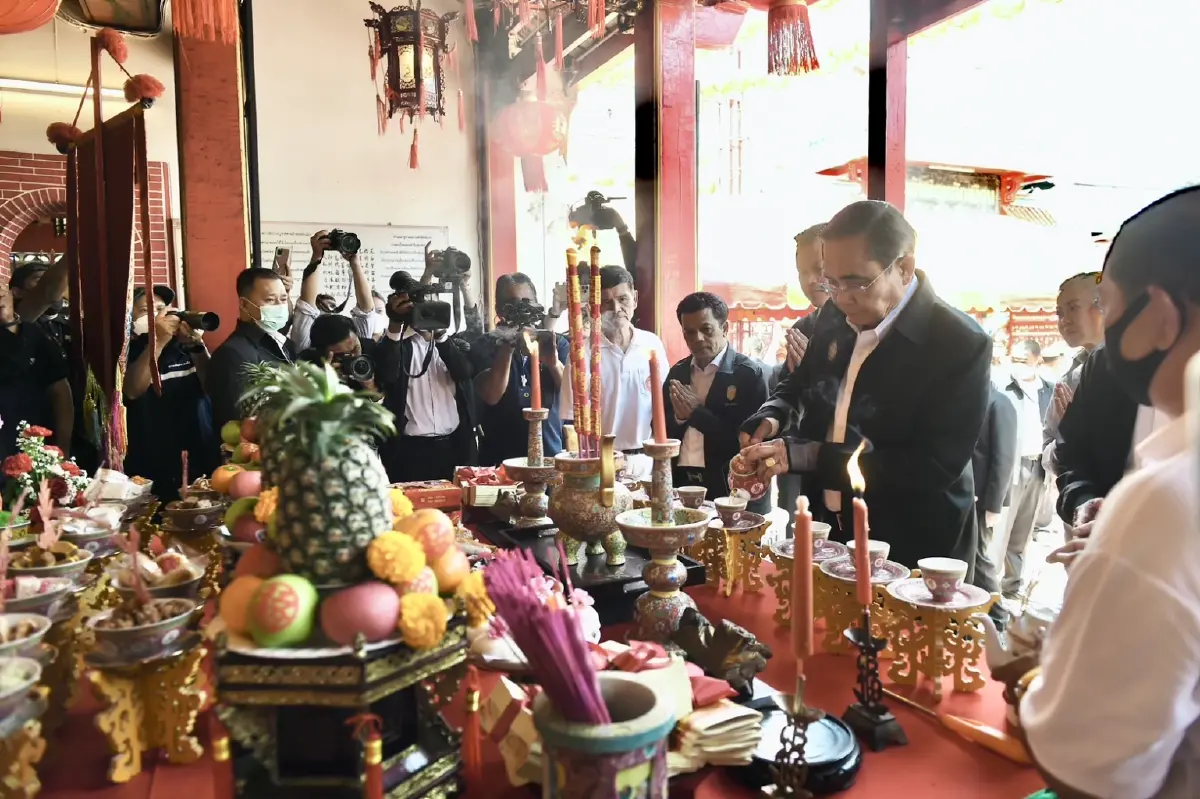 นายกฯสักการะเจ้าพ่อหลักเมืองสงขลา เอาฤกษ์เอาชัยก่อนตรวจราชการ