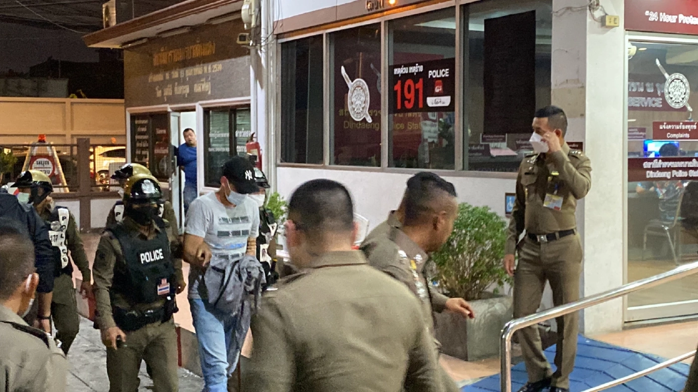 เร่งสอบ สารวัตรตม. เอี่ยวแก๊งตำรวจรีดทรัพย์ เจ้าตัวเครียด ไม่ตอบคำถามสื่อ