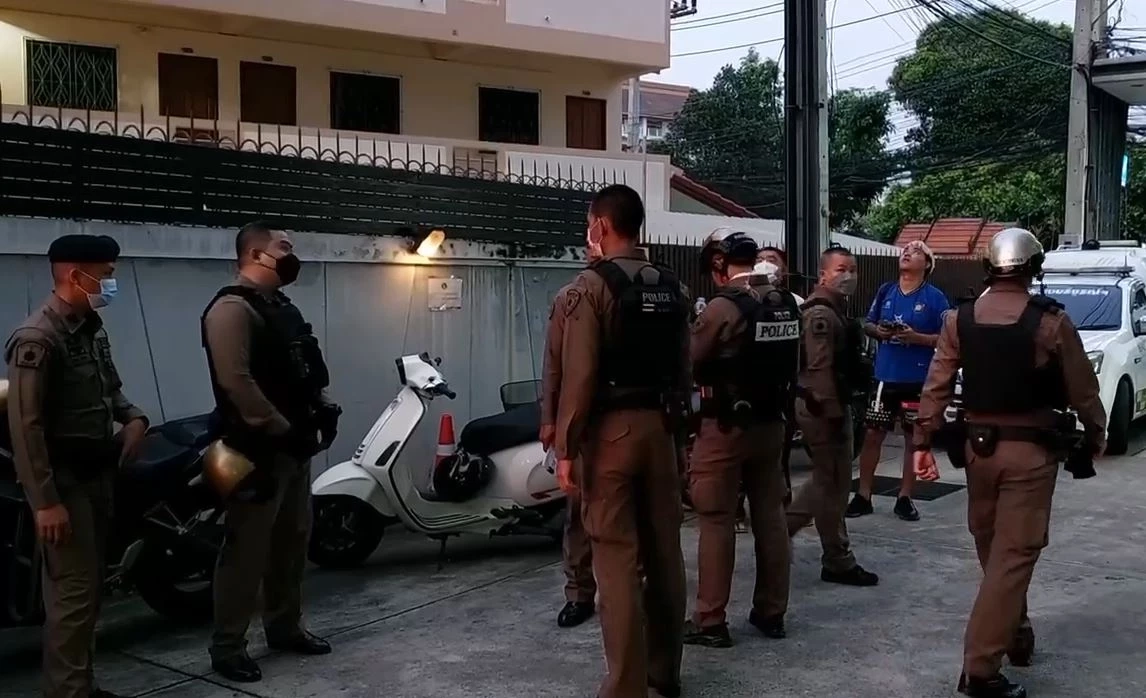 ตำรวจ-กู้ภัยฯ พังประตูช่วยสาวไทย ถูกหนุ่มเกาหลีทุบตี ขู่จับโยนจากห้องพัก