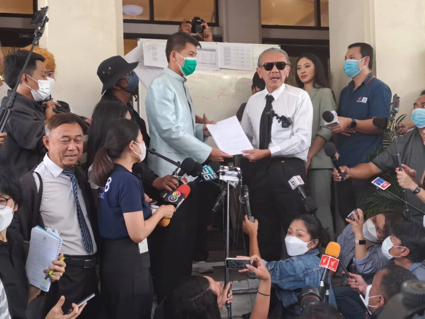 "ชูวิทย์" บุกคมนาคม ให้ข้อมูลโครงการรถไฟฟ้าสายสีส้ม พร้อมแฉ "เจ๊รวย"