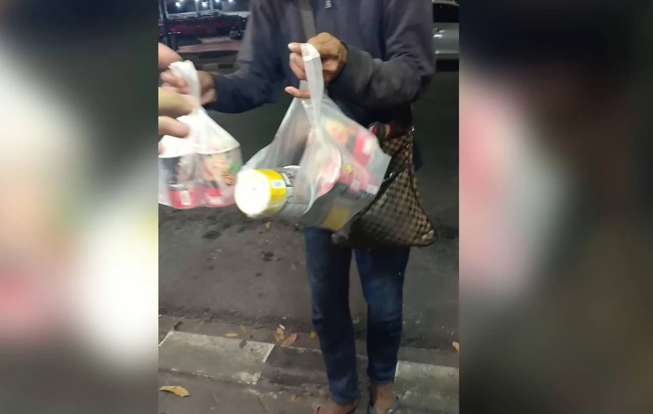 เปิดใจ ด.ต.น้ำใจงาม ซื้ออาหารให้ชายไร้บ้าน ที่คุ้ยขยะหาของกิน