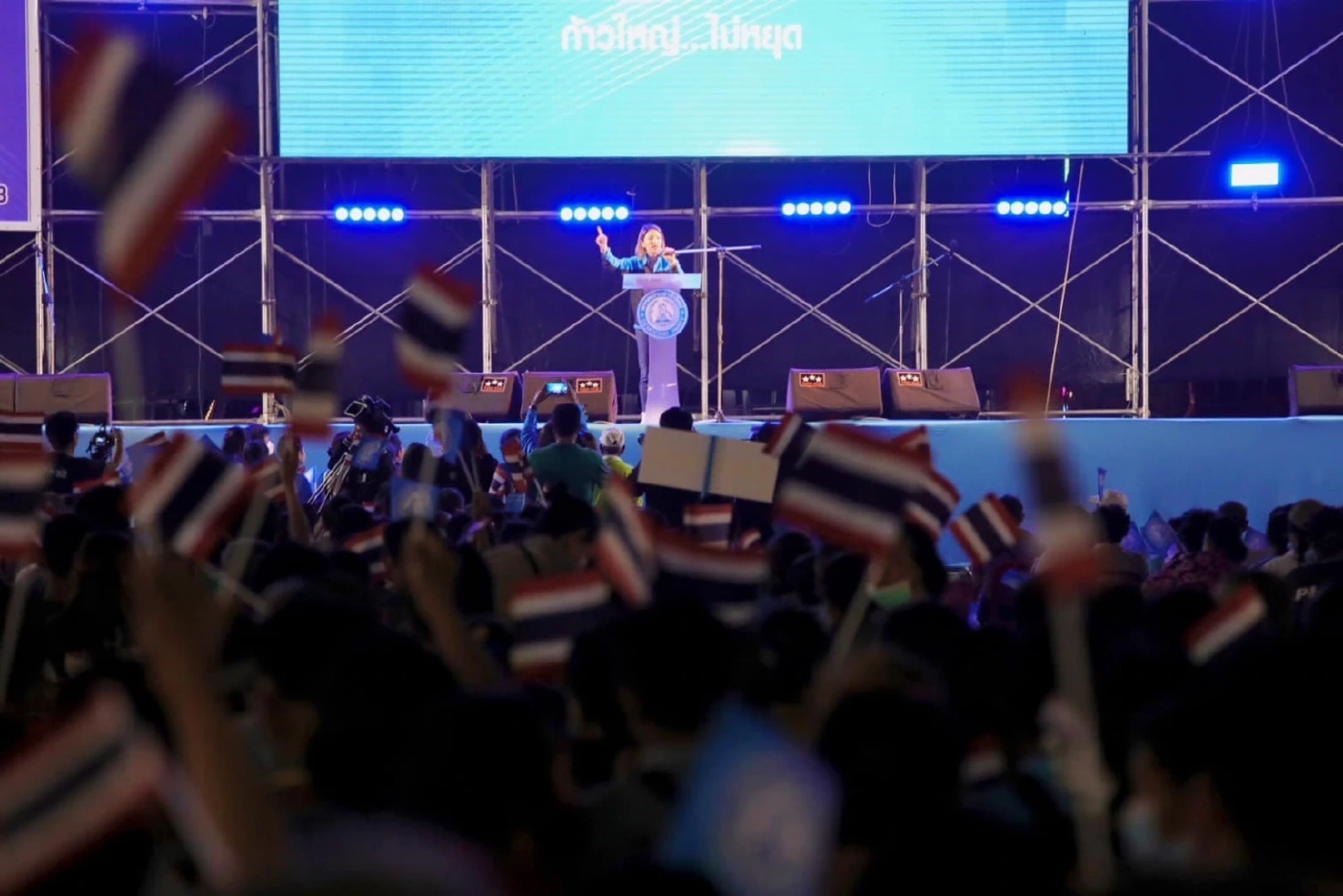 "มาดามเดียร์" กระตุ้นเลือดคนสุพรรณแท้ เทคะแนนให้ปชป. ชนะเลือกตั้ง 66