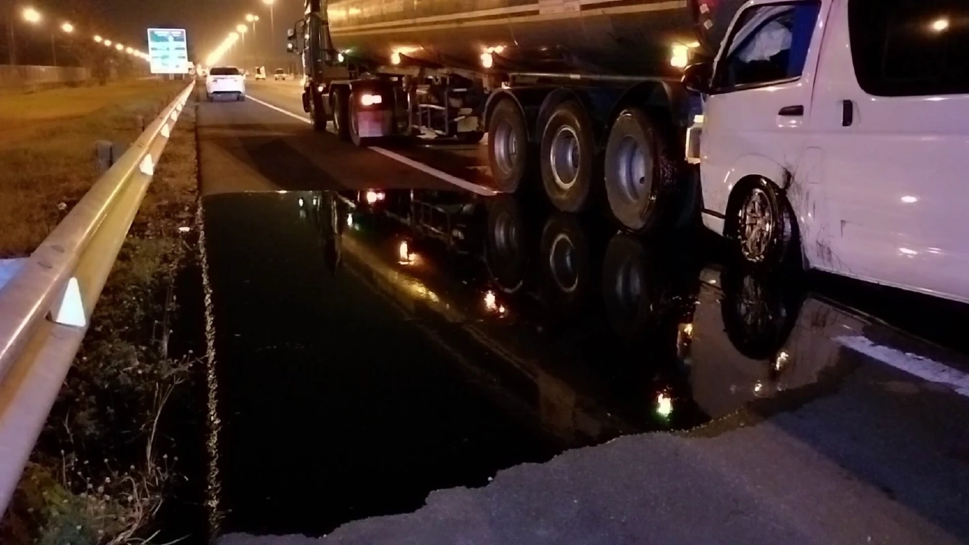 ระทึก เร่งช่วย 2 สามีภรรยาจากซากรถตู้ เสยท้ายพ่วงบรรทุกน้ำมัน (มีคลิป)