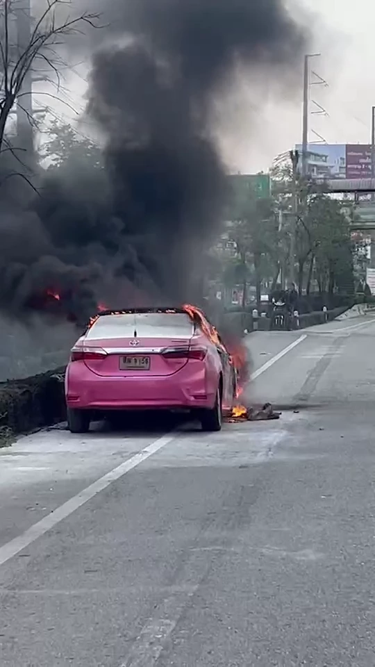 เปิดคลิประทึก ไฟไหม้รถแท็กซี่ โชเฟอร์พาผู้โดยสารหนีตายรอดหวุดหวิด