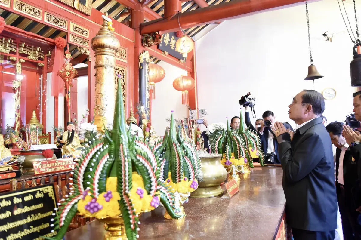 นายกฯสักการะเจ้าพ่อหลักเมืองสงขลา เอาฤกษ์เอาชัยก่อนตรวจราชการ