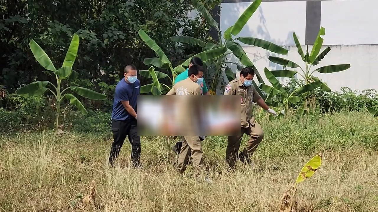 ตำรวจ สภ.แม่ปิง เร่งคลี่ปมหนุ่มเร่ร่อน ถูกแทงดับหมกบ้านร้าง