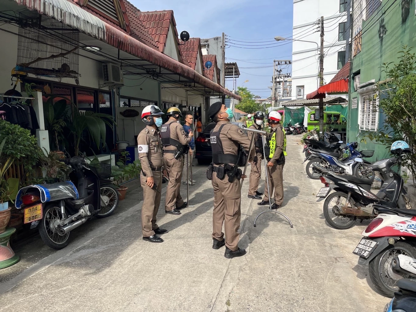 ระทึก! ชายเมาคลั่ง เพื่อนข้างห้องแจ้งตำรวจ เกลี้ยกล่อมส่ง รพ.