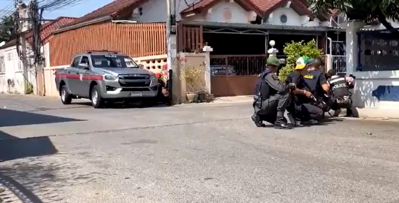 ไอ้คลั่งกราดยิงกลางเมืองเพชร ยังไม่วางอาวุธ ผ่านไป 6 ชม. ตร.วางแผนบุกชาร์จ