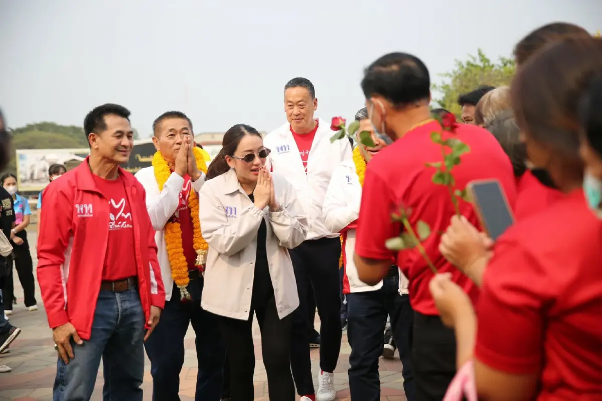 "แพทองธาร" ควง "เศรษฐา" กราบหลวงพ่อเพชร พระคู่เมืองพิจิตร ก่อนปราศรัยใหญ่