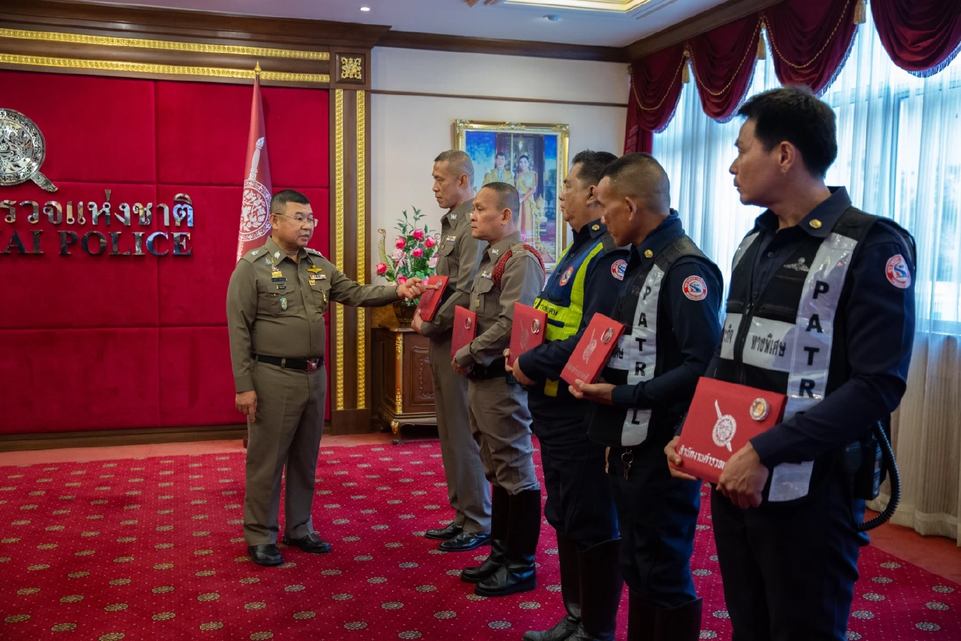 ผบ.ตร.มอบรางวัล 5 จนท.ร่วมระงับเหตุสะพานพระราม 8