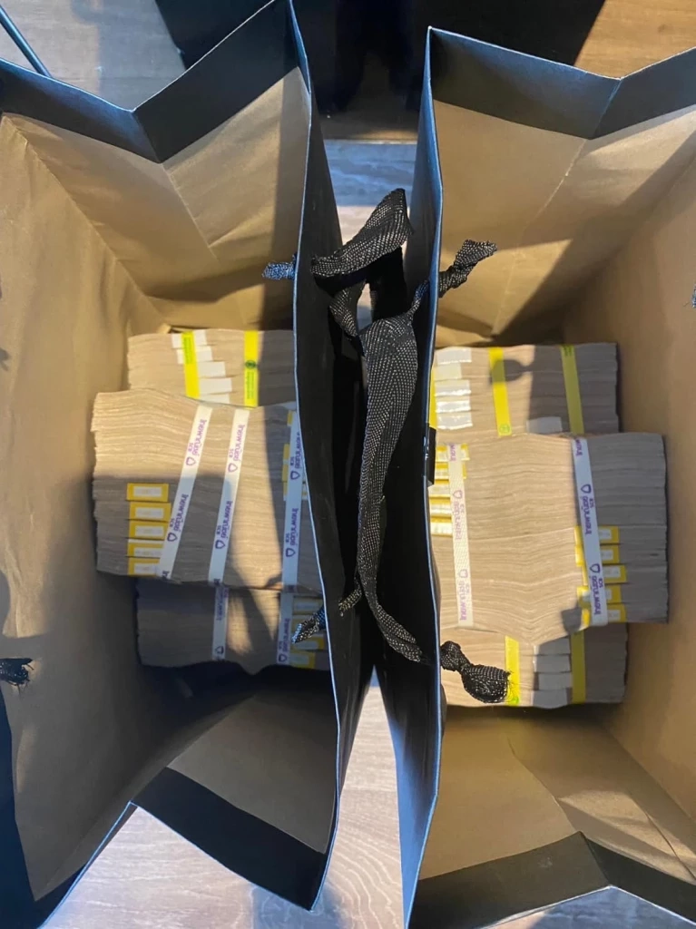 เงิน 6 ล้านบาท ที่นายชูวิทย์ รับมาจากแก๊งเว็บพนัน