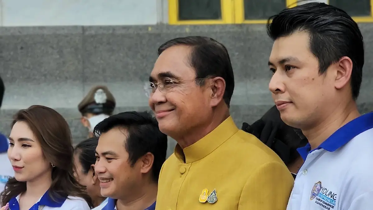 "ประยุทธ์" ควง อนุพงษ์-รมต.ซีกรทสช. บุกเมืองแปดริ้ว ไหว้หลวงพ่อโสธร