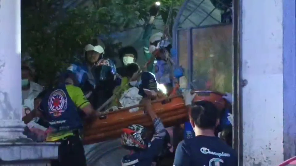 หนุ่มผช.ผจก.ร้านอาหาร แอบเมียคุยโทรศัพท์บนดาดฟ้า ผลัดตกปริศนาสาหัส