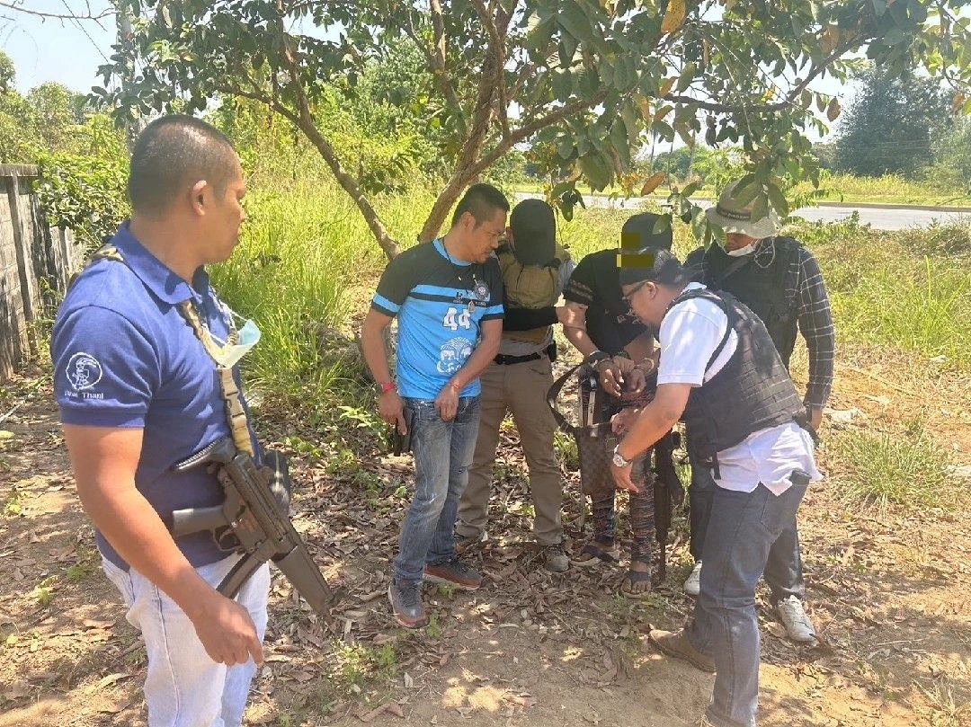 จับแล้ว! มือปืนขับเก๋งประกบยิงเบนซ์ จน 2 สาวไทยจีน รับเคราะห์เจ็บแทน (คลิป)