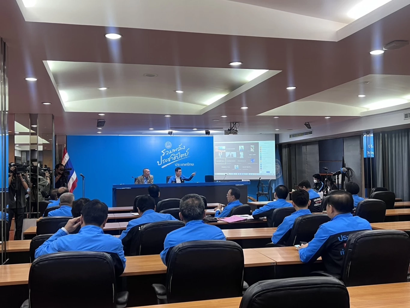 สะพัด "เฉลิมชัย" สละสิทธิ์ไม่ลงปาร์ตี้ลิสต์ ปชป.จ่อเคาะ บัญชีรายชื่อวันนี้