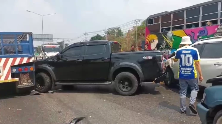 สุดอันตราย! คราบน้ำมันบนผิว "ถนนมิตรภาพ" ทำรถชนกันระเนระนาด 12 คันรวด