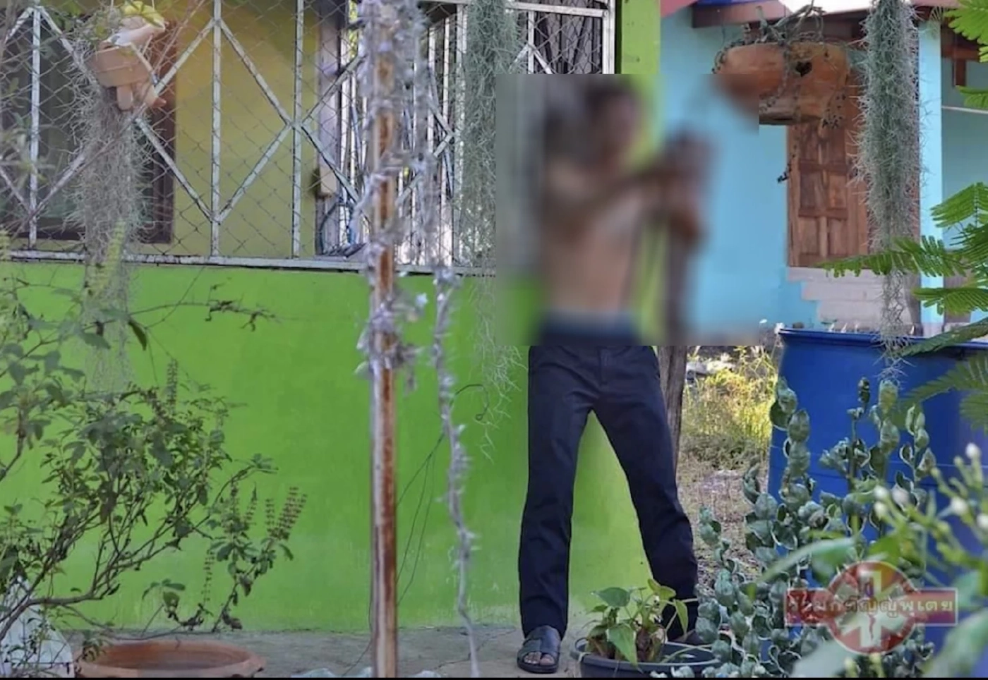 ภาพเหตุการณ์ นายพิสุทธิ์ศิริ จันทร์โสดา ใช้มีดจี้ตัวเองประชดรัก เมื่อ 30 ต.ค. 57