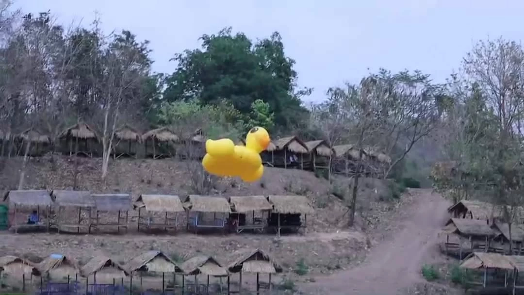 ระทึก! พายุฤดูร้อนถล่มงานเปิดเล่นน้ำเขื่อนแควน้อย วิ่งกันกระเจิง (มีคลิป)