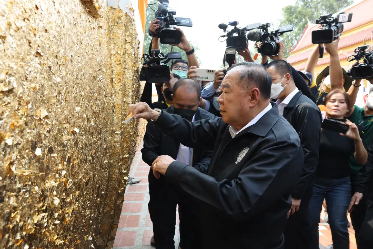 "บิ๊กป้อม" นำคณะลุยอยุธยา กราบพระนอนหลวงพ่อโต เอาฤกษ์เอาชัย