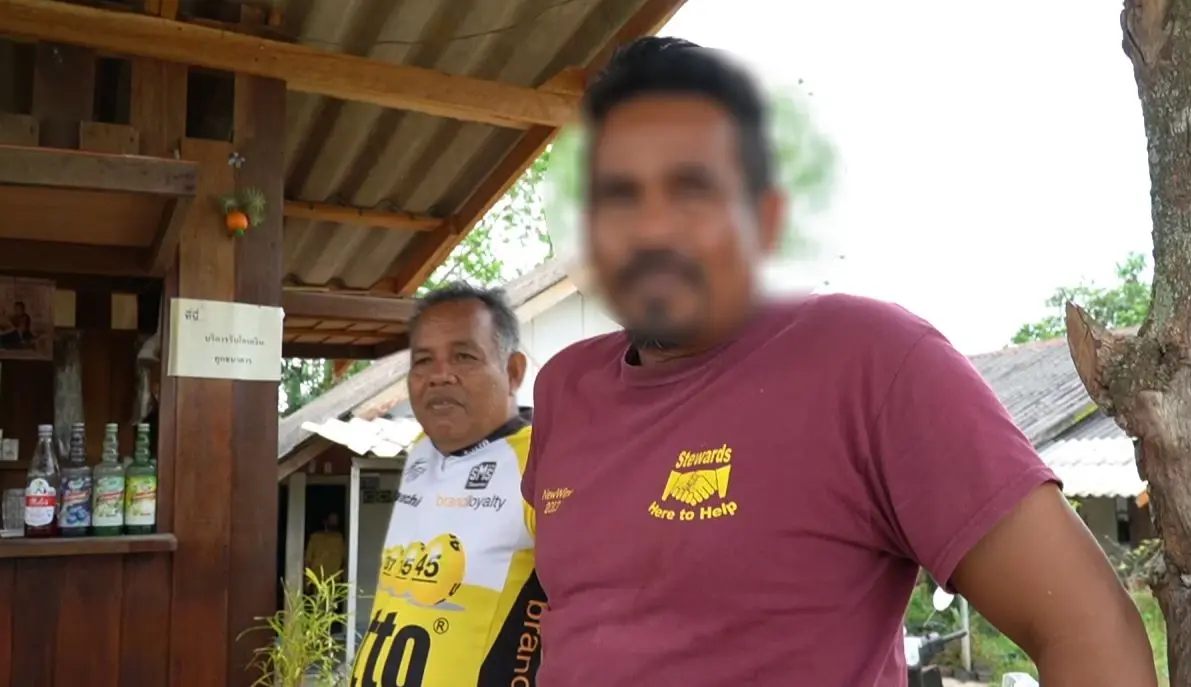 รถบรรทุกน้ำมันพลิกคว่ำ-รั่วไหล ชาวบ้านไม่สน แห่เอาถังมาใส่กลับบ้าน