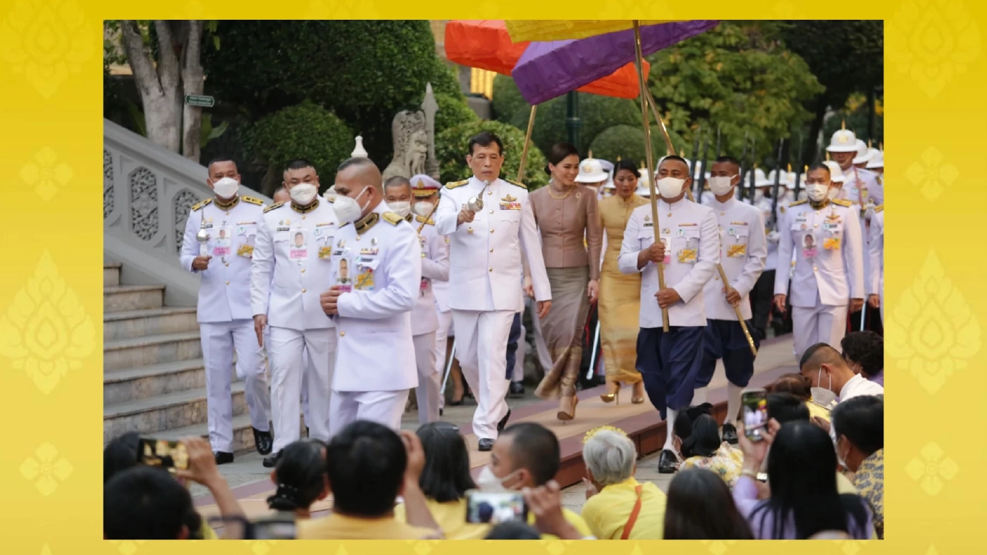 ในหลวง ทรงเปลี่ยนเครื่องทรงพระแก้วมรกต สำหรับฤดูร้อน